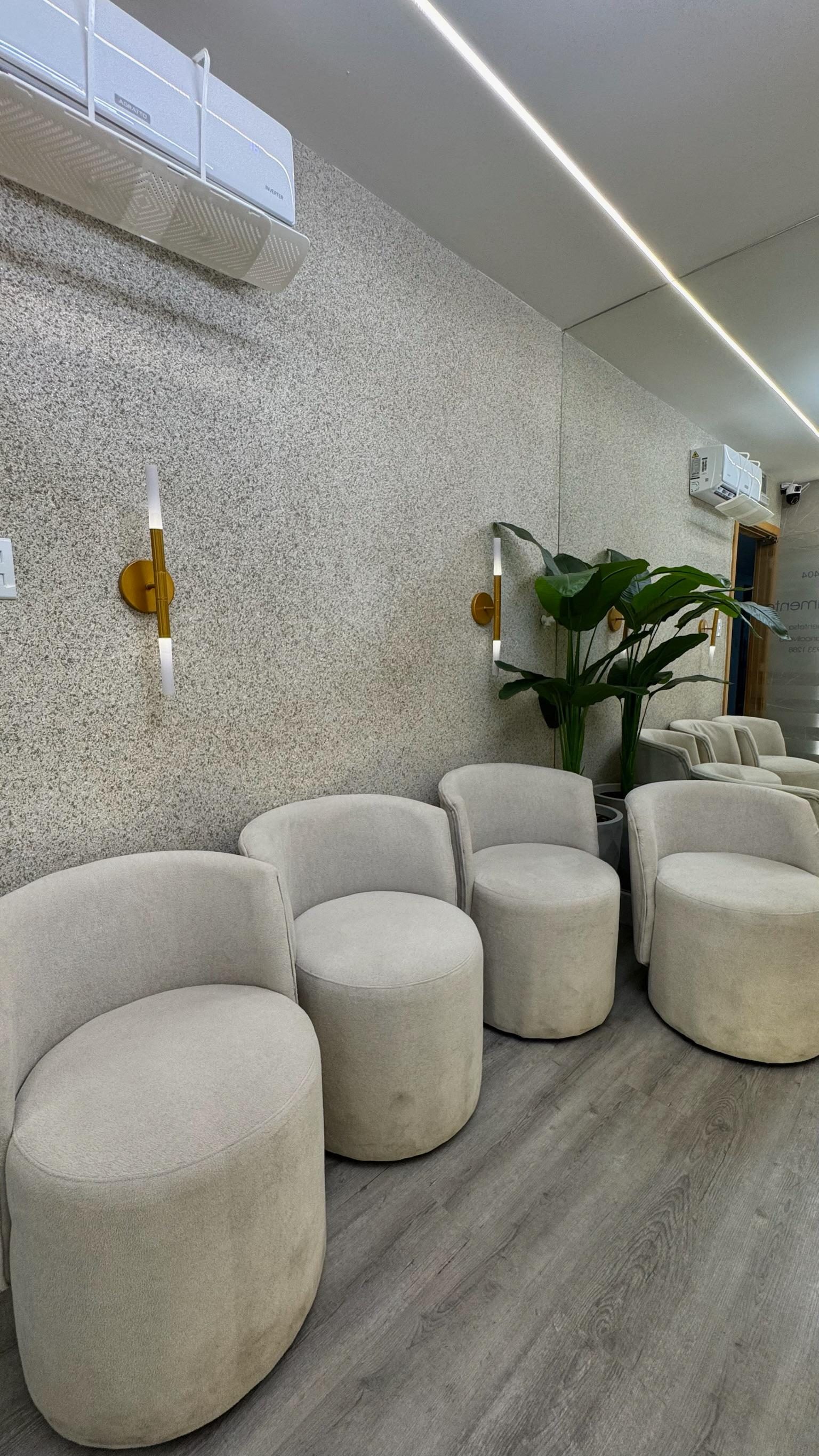 Sala de espera com pufes